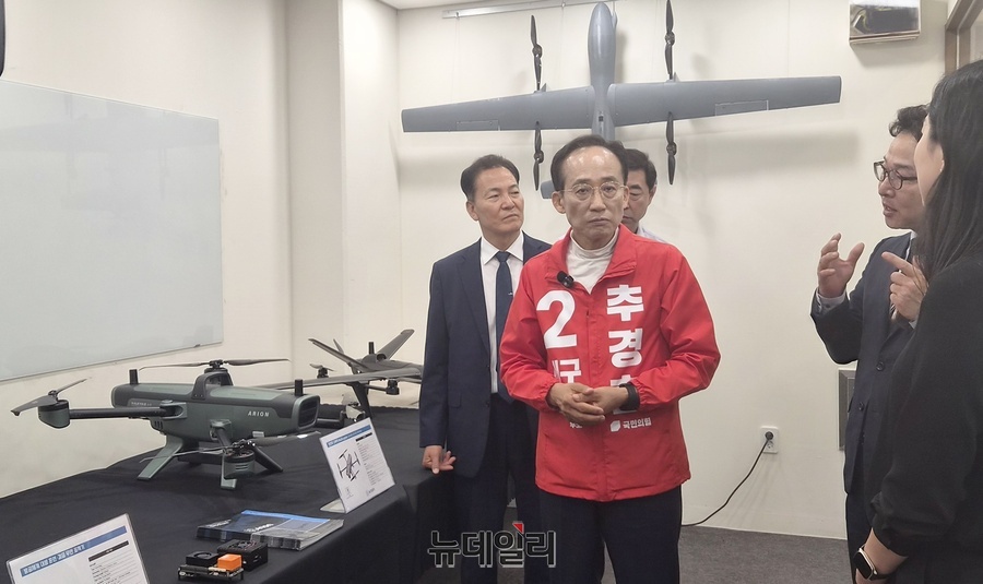 ▲ A국방 분야에 활용되는 ‘비행형 CCTV 드론’ 기술을 둘러본 추 후보는 연구개발 과정의 애로사항을 직접 청취했다.ⓒ뉴데일리