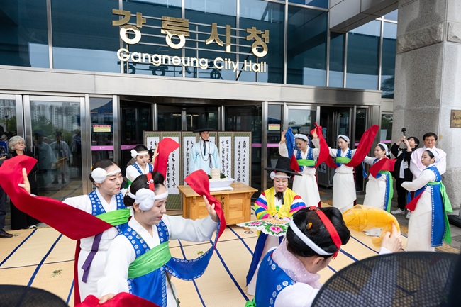 ▲ '신주빚기'는 단오제 기간 제례와 굿에 사용될 신성한 술인 신주(神酒)를 담그는 의식으로,시민들이 정성껏 봉정한 쌀과 누룩으로 술을 빚으며 지역 공동체의 안녕과 풍요를 기원하는 의미를 담고 있다. ⓒ강릉시청