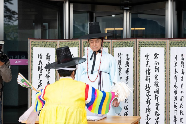 ▲ 이날 오전 10시 강릉시청 앞에서는 강릉단오제의 안녕과 무사 진행을 기원하는 지신밟기와 부정굿이 진행됐다. 김상영 강릉시장 권한대행이 신주에 사용할 쌀과 누룩을 봉정했다. ⓒ강릉시청