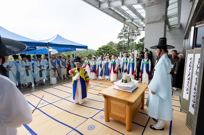 ▲ 2026 강릉단오제는 '풀리니 단오다'를 주제로 내달 15일부터 22일까지 강릉 남대천 일원에서 개최되며 제례·굿·민속놀이 등 다양한 전통문화 프로그램이 함께 운영된다. ⓒ강릉시