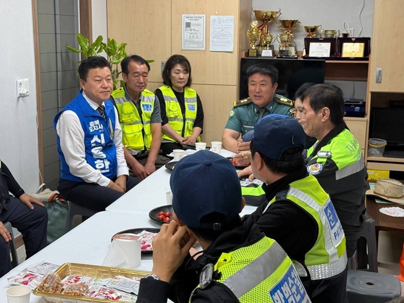 ▲ 신용한 더불어민주당 충북지사 후보가 21일 0시 청주시 서원구 수곡동 일대에서 지역 자율방범대원들과 야간 순찰을 돈 후, 애로 사항을 청취하고 있다. ⓒ신용한 후보 캠프