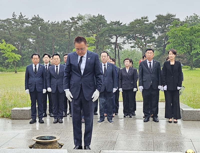 ▲ 김영환 국민의힘 충북지사 후보(가운데)가 21일 오전 엄태영 상임선대위원장, 이범석 청주시장 후보, 청주지역 출마자들과 오창 충혼탑을 찾아 참배를 하고 있다. ⓒ김영환 후보 캠프