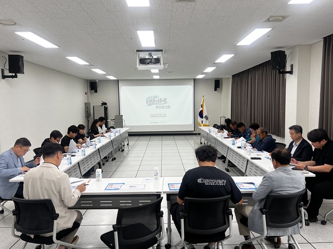 ▲ 고성문화재단과 대문어축제위원회가 지난 19일 달홀문화센터 다목적회의실에서 '제6회 저도 대문어축제 추진보고회'를 개최하고 축제 운영 방향과 주요 추진사항을 공유했다. 이날 보고회에는 고성군, 대문어축제위원회, 고성문화재단 등 15여 명이 참석해 축제 준비 현황과 개선사항에 대한 의견을 나눴다. ⓒ고성군