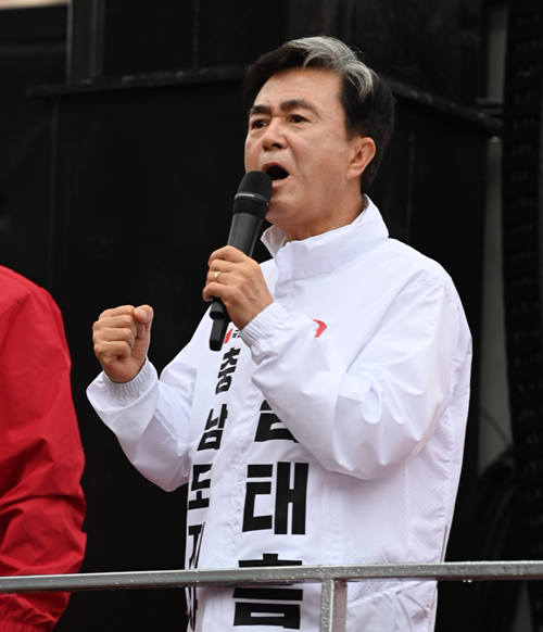 ▲ 김태흠 국민의힘 충남도지사 후보가 21일 아산 온양온천역 광장에서 열린 지방선거 출정식에서 연설을 하며 지지를 호소하고 있다. 김 후보는 “성과로 검증된 도정으로 충남의 미래를 만들겠다”며 지방선거 승리를 다짐했다.ⓒ선거 캠프