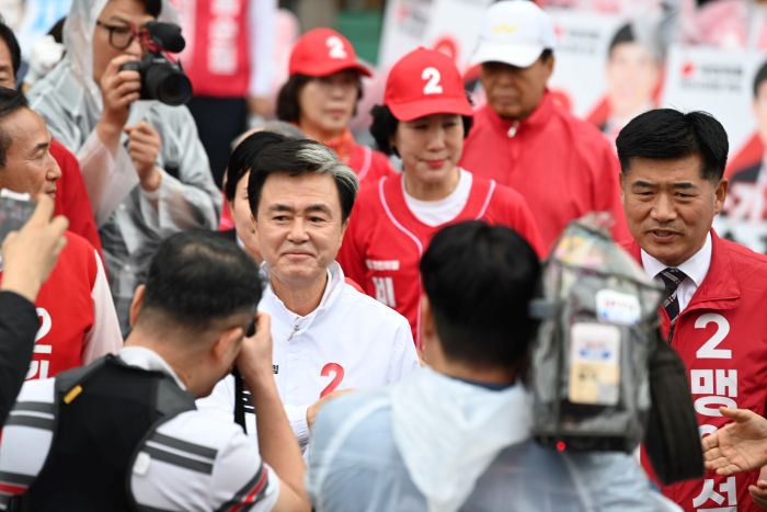 ▲ 김태흠 국민의힘 충남도지사 후보가 21일 아산 온양온천역 광장에서 열린 지방선거 출정식에서 지지자 및 후보자들과 함께 시민들에게 인사하고 있다. 이날 국민의힘 후보들은 필승 결의를 다지며 본격적인 선거운동에 돌입했다.ⓒ선거 캠프