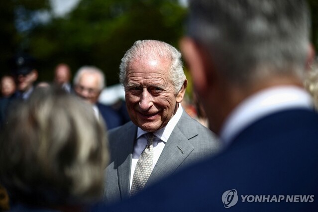 ▲ 20일(현지시각) 북아일랜드에서 열린 가든파티에 참석한 찰스 3세. 출처=로이터ⓒ연합뉴스
