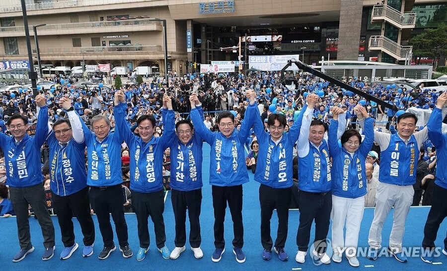▲ 정원오 더불어민주당 서울시장 후보가 6·3 지방선거 공식 선거운동이 시작된 21일 서울 성동구 왕십리역 광장에서 열린 출정식에서 기념사진을 촬영하고 있다. ⓒ연합뉴스