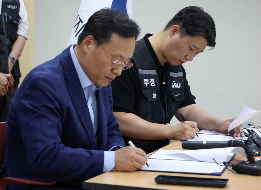 ▲ 여명구 삼성전자 DS(디바이스솔루션·반도체 사업 담당) 피플팀장(왼쪽)과 최승호 삼성그룹 초기업노동조합 삼성전자지부 위원장이 20일 오후 경기 수원시 장안구 경기지방고용노동청에서 열린 삼성전자 노사교섭 결과 브리핑에서 합의안에 서명을 하고 있다. ⓒ뉴시스