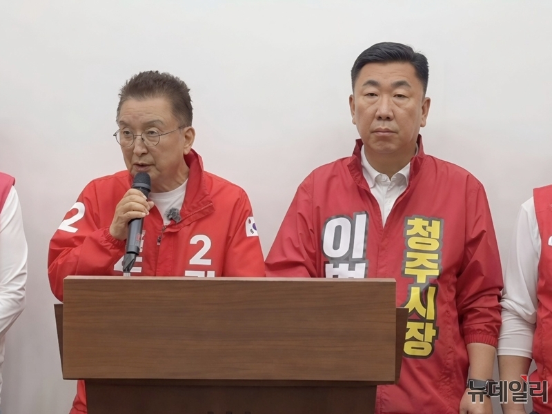 ▲ 김영환 국민의힘 충북지사 후보와 이범석 청주시장 후보가 21일 충북도청 브리핑룸에서 기자회견을 열고 청주 내 대형 문화쇼핑몰 조기 완공을 공동 공약으로 발표하고 있다. ⓒ표윤지 기자