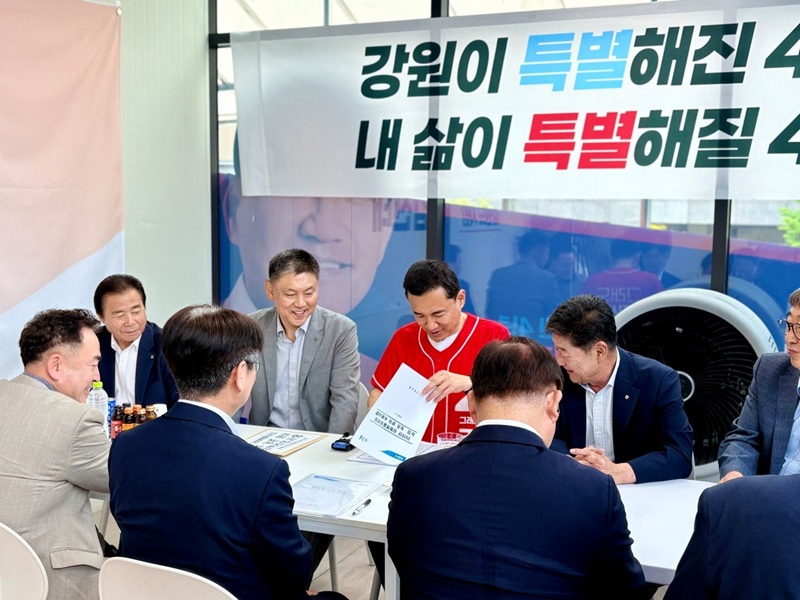 ▲ 6·3 지방선거에 출마한 국민의힘 김진태 강원특별자치도지사 후보가 공식 선거운동이 시작된 21일부터 13일 간의 대장정에 돌입했다. ⓒ강원인(人)캠프