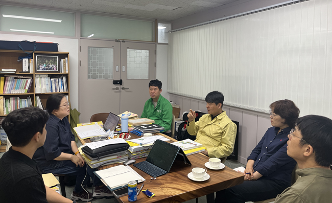 ▲ 송준호 북부지방산림청장이 지난 20일 춘천국유림관리소의 한국산림인증제도 산림경영인증 유지심사 현장을 찾아 지속가능한 산림경영 체계와 인증 운영 현황을 점검했다. ⓒ북부지방산림청