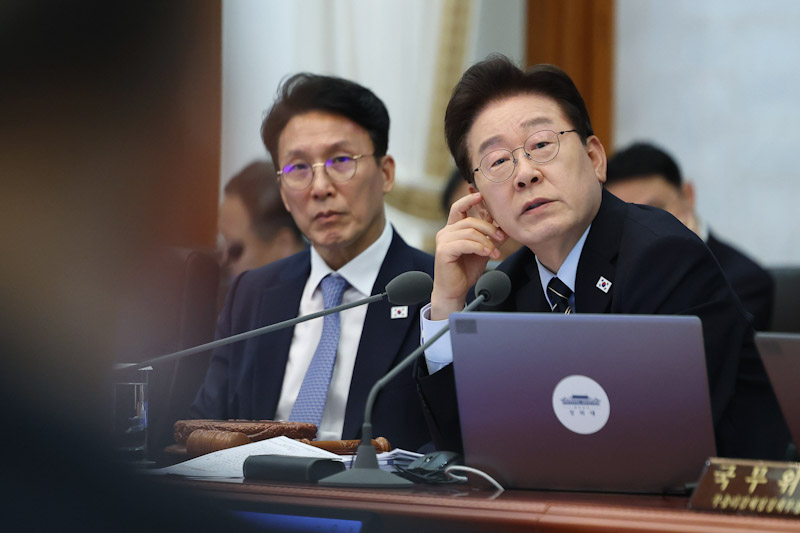 ▲ 이재명 대통령이 지난 20일 청와대에서 열린 제22회 국무회의 겸 제9차 비상경제점검회의에서 위성락 국가안보실장에게 질문하는 모습. ⓒ청와대통신사진기자단