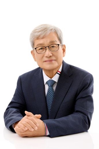 ▲ 전직 군의회 의장을 지낸 4선 의원 출신으로서 탄탄한 지역 기반과 관록을 자랑하는 이 후보는 이번 선거를 통해 울릉의 지속 가능한 발전과 주민들의 실질적인 정주 여건 개선을 이뤄내겠다는 각오다.ⓒ후보측캠프제공