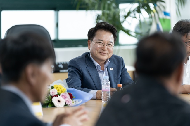 ▲ 육동한 더불어민주당 춘천시장 후보가 21일 춘천시번영회 사무실에서 열린 춘천시사회단체장협의회 정책 간담회에 참석해 지역 사회단체장들과 춘천 발전 방향에 대한 의견을 나누고 있다. ⓒ육동한 후보 캠프 제공
