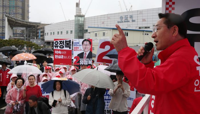 ▲ 국민의 힘 유정복 인천시장 후보가 21일 송도역에서 열린 출정식에서 지지를 호소하고 있다.ⓒ 유정복 캠프 제공
