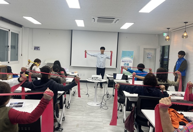 ▲ 태백시가 지난 20일 태백청년센터에서 재가요양시설 종사자와 여성친화도시 시민참여단 등 20여 명이 참석한 가운데 여성친화도시 특화사업의 일환으로 '돌봄종사자 대상 근골격계 질환 예방 교육'을 실시했다. ⓒ태백시
