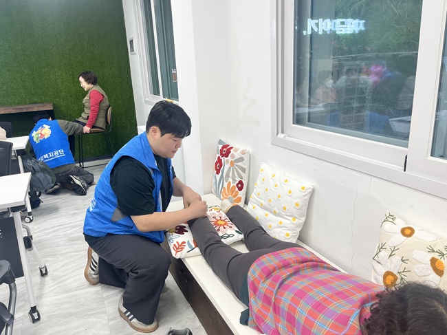 ▲ 교육은 근로복지공단 태백병원 재활치료팀(김용복 과장 외 2인)의 사회공헌활동으로 진행됐다. 이날 AI 시대 돌봄 환경 변화와 건강관리의 중요성에 대한 전문강연, 참여자 대상 1:1 상담을 통한 개인별 맞춤형 운동법 지도, 전문 인력의 물리치료 지원 및 스트레칭 실습 등 현장 중심 프로그램을 운영했다. ⓒ태백시