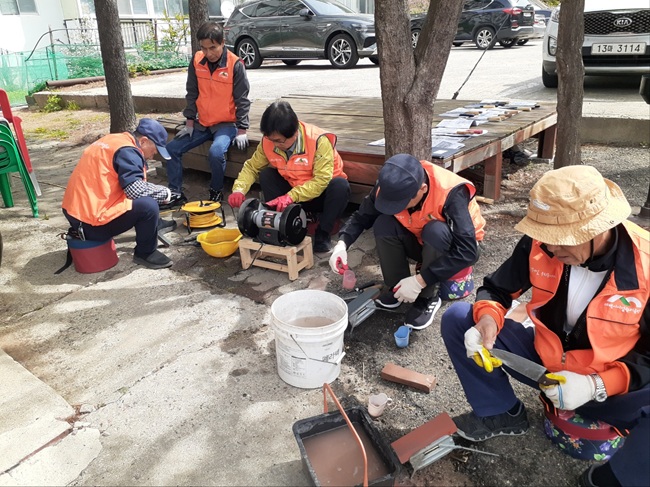▲ 태백시시설관리공단이 한국노인인력개발원이 주관하는 '2026년 노인역량활용 선도모델 사업 평가'에서 계속사업 부문 최우수사업으로 선정돼 보건복지부 장관상(최우수상)을 수상한다. 이번에 최우수상을 수상한 '석탄산업전환지역 희망 일자리 잇기 사업–은빛내일, 우리동네 마술사(마을수리사)'는 석탄산업 쇠퇴 이후 고령화가 빠르게 진행 중인 지역 여건에 대응하기 위해 공단이 직접 운영하는 상생형 일자리 모델이다. ⓒ태백시시설관리공단
