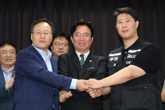 ▲ 20일 경기 수원시 장안구 경기고용노동청에서 열린 삼성전자 임금협상을 마친 후 여명구 삼성전자 DS(디바이스솔루션·반도체 사업 담당) 피플팀장(왼쪽부터)과 김영훈 고용노동부 장관, 최승호 삼성그룹 초기업노동조합 삼성전자지부 위원장이 잠정 합의한에 서명한 후 손을 맞잡고 있다. (공동취재) ⓒ뉴시스