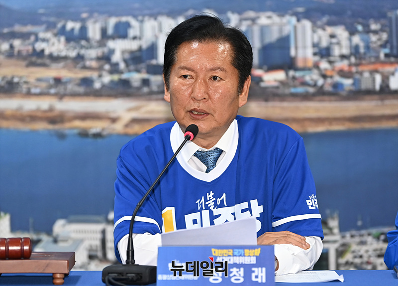 ▲ 정청래 더불어민주당 대표가 지난 20일 경기 여주시 박시선 여주시장 후보 선거사무소에서 열린 중앙선거대책위원회의에서 발언하는 모습. ⓒ서성진 기자