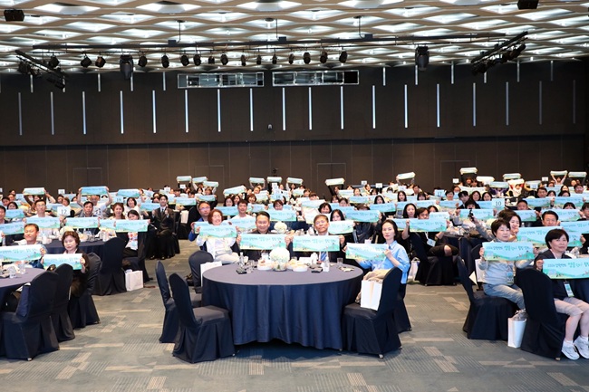 ▲ 강원랜드(대표이사 직무대행 남한규)가 전국 사회복지분야 종사자와 시민사회영웅 등 약 250여 명을 초청해 지난 20일부터 2박 3일간 '2026년 영웅쉼터 힐링캠프'를 성공적으로 개최했다. 강원랜드의 대표 사회공헌 프로그램인 '영웅쉼터 힐링캠프'는 올해로 8년 차를 맞으며 우리 사회 숨은 영웅들을 위한 재충전의 장으로 자리매김하고 있다. ⓒ강원랜드
