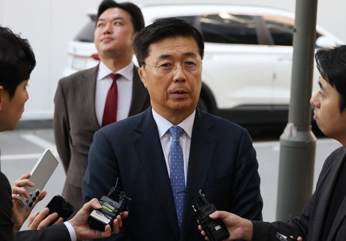 ▲ 홍장원 전 국가정보원 1차장이 22일 '계엄 정당화 메시지 전달' 의혹과 관련해 피의자 신분으로 조사를 받기위해 과천 권창영 2차 종합 특별검사팀으로 출석하며 기자의 질문에 답하고 있다. ⓒ연합뉴스