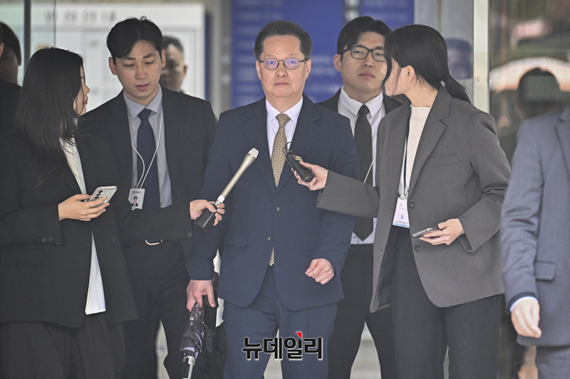 ▲ 12·3 비상계엄과 관련해 내란선전 혐의를 받는 이은우 전 한국정책방송원(KTV) 원장(가운데)이 지난 21일 서울 서초구 서울중앙지법에서 열린 구속 전 피의자 심문(영장실질심사)을 마치고 나오며 취재진의 질문을 받고 있다. ⓒ정상윤 기자