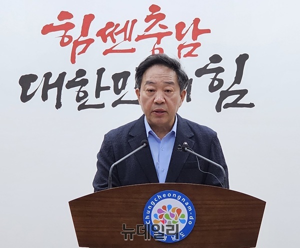 ▲ 강승규 국민의힘 충남도당 위원장이 22일 충남도청 프레스센터에서 긴급 기자회견을 열고 대전MBC 주관 충남도지사 후보 TV토론 과정에서 김태흠 후보의 모두발언 일부가 편집됐다며 “공영방송의 선거 개입”이라고 주장하고 있다.ⓒ이길표 기자