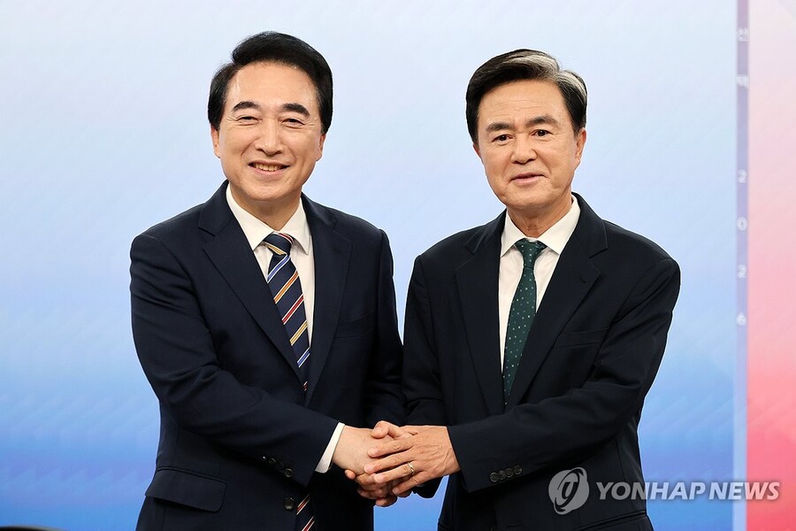 ▲ 충남지사 선거에 출마한 민주당 박수현 후보(왼쪽)와 국민의힘 김태흠 후보가 지난 21일 오후 대전MBC에서 열린 TV 토론회에 참석해 기념사진을 찍고 있다. ⓒ연합뉴스