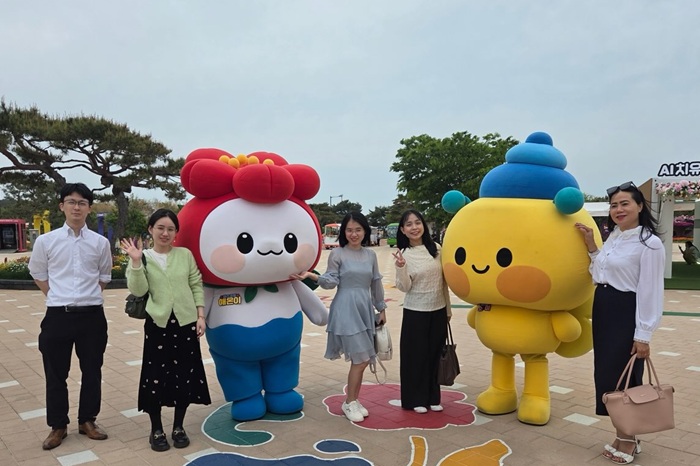 ▲ 충남도가 운영한 외국 지방정부 공무원 초청 국제연수 프로그램 ‘나이스(NICE) 충남 2026’ 중국 광둥성, 일본 시즈오카현, 베트남 다낭시 공무원들이 2026 태안국제원예치유박람회 행사장에서 캐릭터 조형물과 함께 기념촬영을 하고 있다.ⓒ충남도