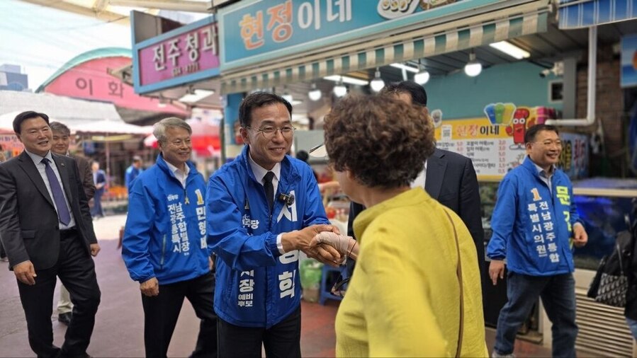 ▲ 서영학 더불어민주당 여수시장 후보가 여수시민들에게 인사를 하고있다.ⓒ서영학 더불어민주당 여수시장 후보 제공