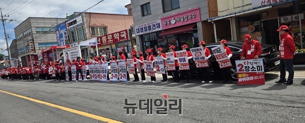 ▲ 이용우 후보가 이날 홍산면 농협 앞에서 유세에서 유충부권 최대 규모의 반려문화단지 조성 계획을 밝히며 지역경제 활성화 구상을 내놨다.ⓒ김경태기자