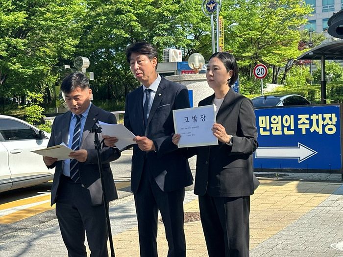 ▲ 더불어민주당 박찬대 인천시장 후보 선거대책위원회 관계자들이 22일 유정복 후보 부부의 가상자산 은닉 및 조세포탈 의혹과 관련해 인천경찰청에 고발장을 제출하고 있다. ⓒ박찬대 후보 캠프 제공