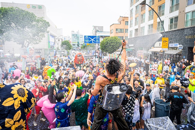 ▲ 지난해 열린 춘천 마임축제 '아!水라장' 장면. ⓒ춘천시