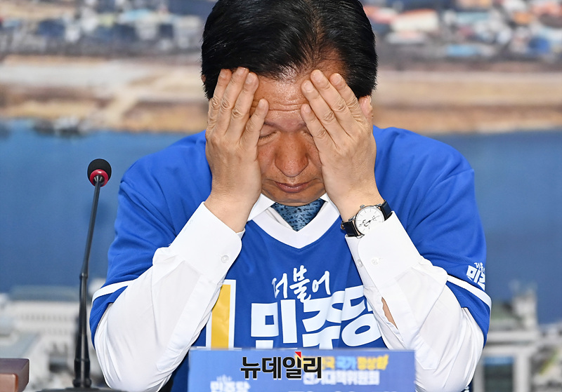 ▲ 정청래 더불어민주당 대표가 지난 20일 경기 여주시 박시선 여주시장 후보 선거사무소에서 열린 중앙선거대책위원회의에서 생각에 잠겨 있는 모습. ⓒ서성진 기자