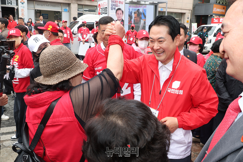▲ 장동혁 국민의힘 대표가 지난 21일 충남 공주 산성시장을 찾아 유권자들에게 지지를 호소하는 모습. ⓒ이종현 기자