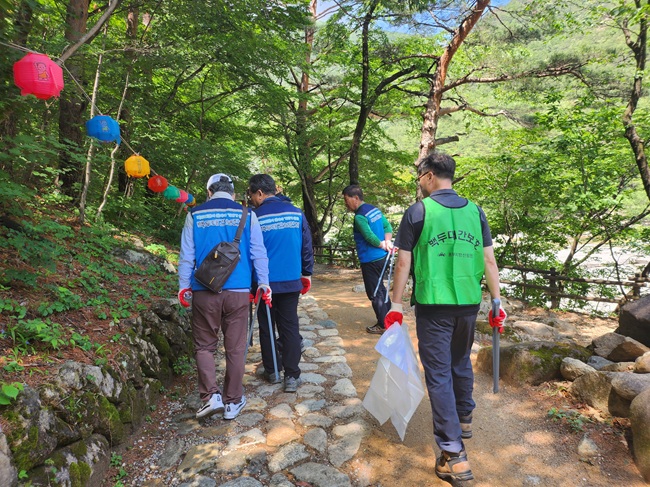 ▲ 동부지방산림청이 건강한 산림 환경을 만들기 위해 산림정화활동도 함께 전개했다. ⓒ동부지방산림청