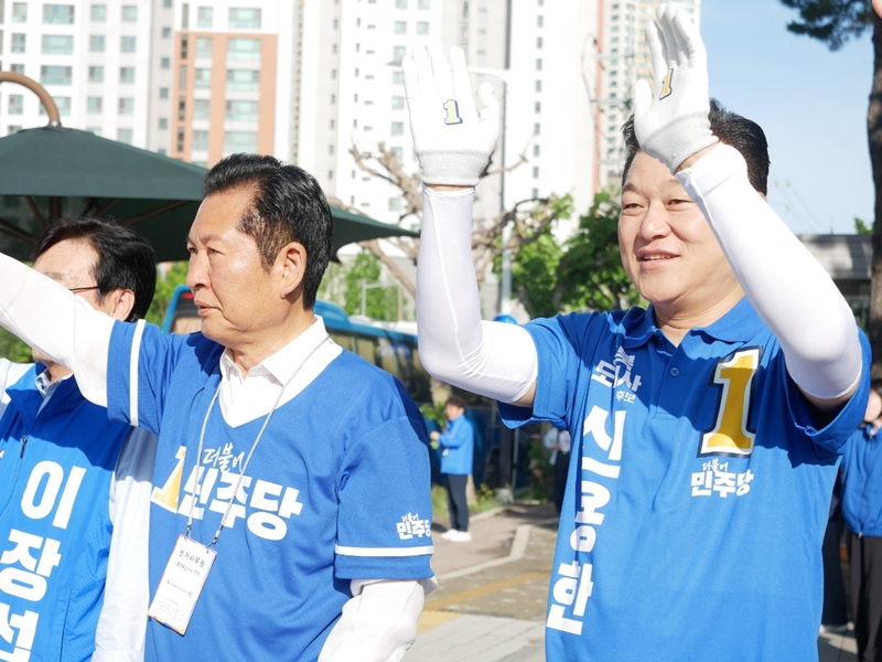 ▲ 신용한 더불어민주당 충북지사 후보(오른쪽)이 정청래 중앙당 대표와 22일 청주시 흥덕구 향정동 SK하이닉스 3캠퍼스 앞에서 선거 유세 활동을 벌이고 있다. ⓒ신용한 후보 캠프