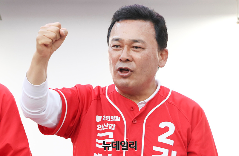 [포토] 주먹 쥔 김석훈 안산갑 후보 
