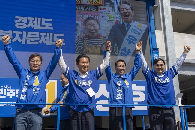▲ 우상호 후보는 강릉 주문진시장에서 김중남 강릉시장 후보와 함께 집중 유세를 열고 강릉·영동권 경제 대전환 비전을 제시하며 시민 지지를 호소했다. ⓒ우상호 후보 캠프 제공