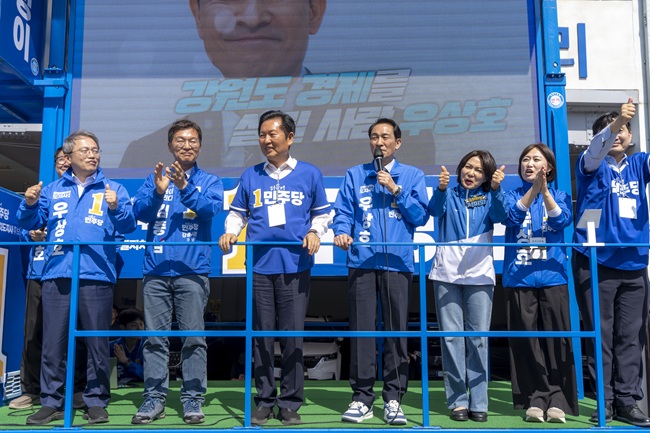 ▲ 우상호 후보는 강릉 주문진시장에서 김중남 강릉시장 후보와 함께 집중 유세를 열고 강릉·영동권 경제 대전환 비전을 제시하며 시민 지지를 호소했다. ⓒ우상호 후보 캠프 제공