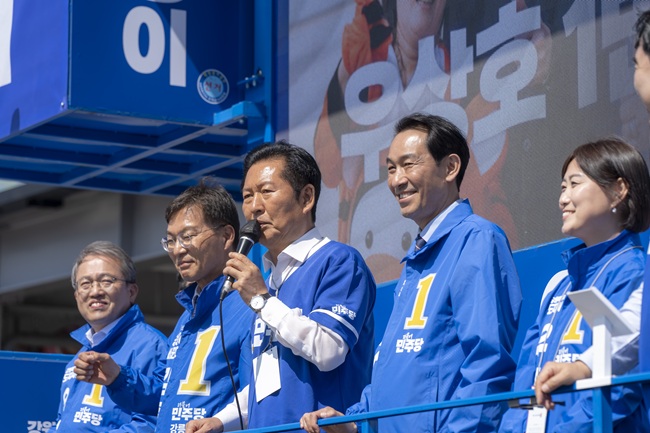▲ 정청래 대표가 강릉 주문진에서 지원유세를 하고 있다. ⓒ우상호 후보 캠프 제공