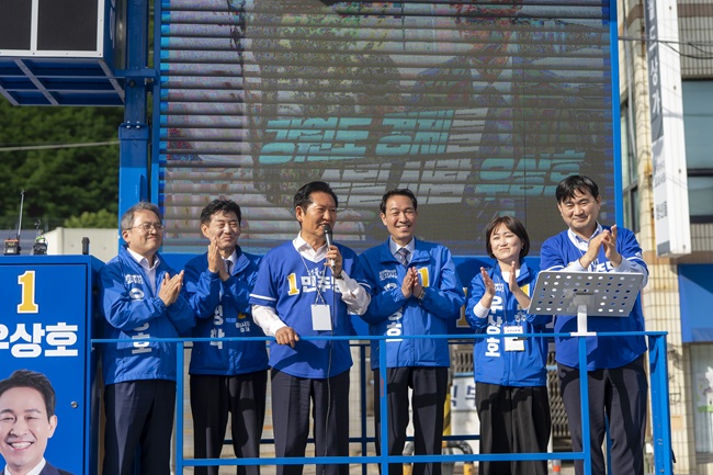 ▲ 우상호 후보가 동해시를 찾아 이정학 동해시장 후보와 함께 동해 관광 활성화와 지역경제 발전을 약속했다. ⓒ우상호 후보 캠프 제공