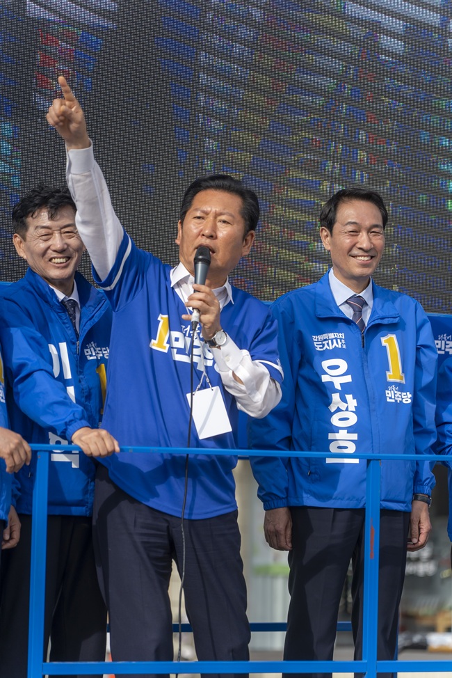 ▲ 정청래 대표가 동해에서 우상호, 이정학 호보 지원유세를 하고 있다. ⓒ우상호 후보 캠프 제공