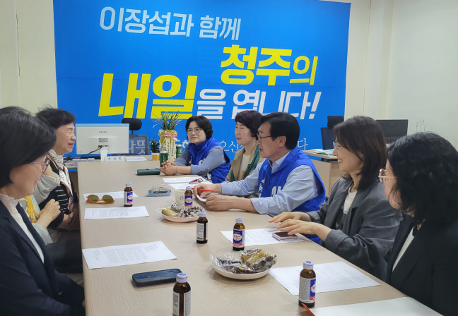 ▲ 이장섭 민주당 청주시장 후보가 22일 청주 여성계 인사들과 여성정책 등에 대해 이야기를 나누고 있다.ⓒ이장섭 후보 캠프 제공