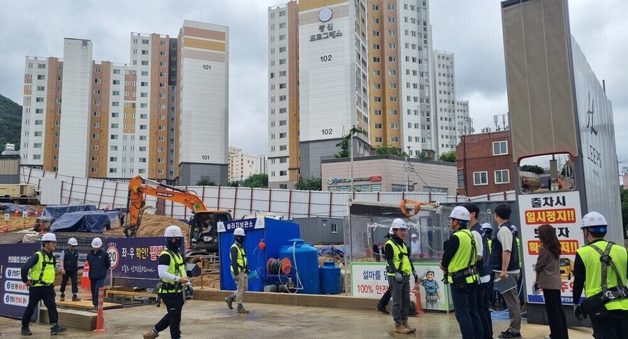 ▲ 교육부, 한국교육시설안전원, 교육청 관계자가 무등산 지역주택조합 아파트 신축공사 현장을 합동안전점검하고 있다.ⓒ광주시교육청 제공