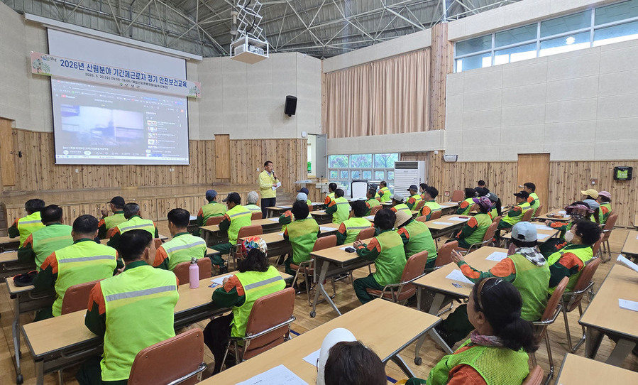 ▲ 보성군, 산림근로자 안전보건직무교육 실시_보성군은 지난 20일 산림분야 근로자 80명을 대상으로 ‘정기 안전보건교육’을 하고 있다.ⓒ보성군 제공