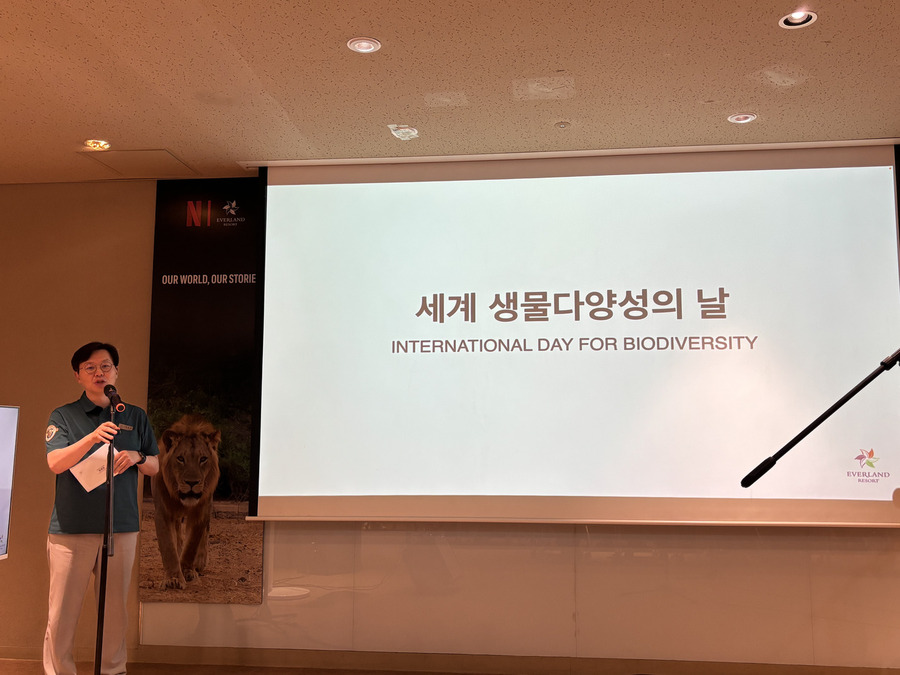 ▲ 22일 오후 에버랜드 판다월드 아이바오룸에서 열린 넷플릭스와 에버랜드가 함께하는 '우리의 지구, 우리의 이야기' 행사에 정동희 에버랜드 동물원장이 발표를 진행하고 있다. ⓒ곽예지 기자