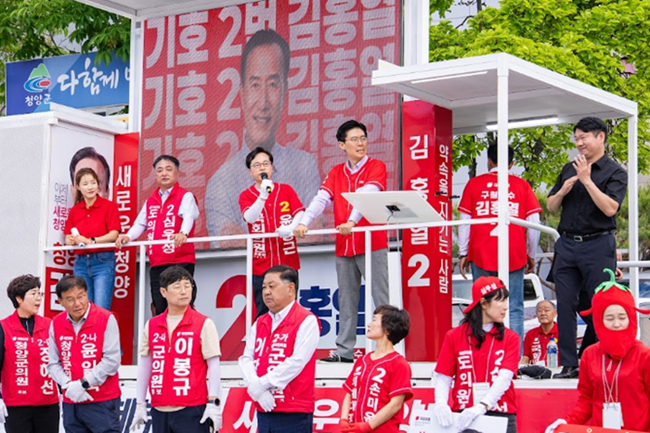 ▲ 국민의힘 윤용근 후보가 22일 공주 시내 유세 현장에서 지지자들과 함께 시민들에게 지지를 호소하고 있다. 이날 윤 후보는 조정훈 국회의원과 함께 교육정책 공약을 발표하며 공주를 미래형 교육특구 도시로 육성하겠다는 비전을 제시했다.ⓒ선거 캠프