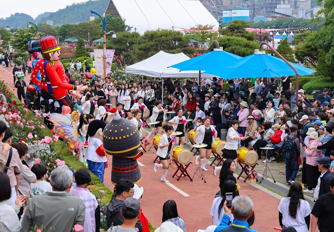 ▲ 23일 강원 삼척 장미공원에 구경나온 주민들과 관광객들 모습. 축제장에는 특설무대를 비롯해 장미 직업체험, 장미나라 책 만들기 체험, 장미 테마 체험, 먹거리존, 굿즈·로컬 콘텐츠 부스, 장미정원 포토존, 장미나라 퍼레이드 등이 마련됐다. 축제는 25일까지 진행된다. ⓒ삼척시